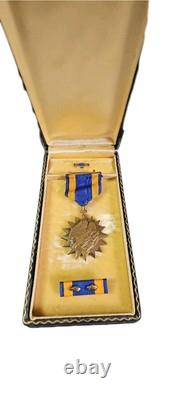 WW2 Army Air Medal Unnumbered Ribbon WWII Eagle Plus TWO Oak Leaves In Case