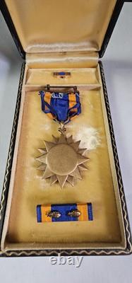 WW2 Army Air Medal Unnumbered Ribbon WWII Eagle Plus TWO Oak Leaves In Case