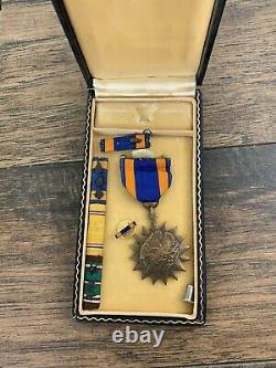 WW2 Military US Army Air Force Bronze Flight Medal Eagle Lightening Bolts E5
