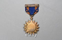 WWII U. S. ARMY AIR CORPS AIR MEDAL withWRAP BROACH NUMBERED