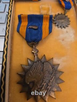 WW 2 US Army Air Medal Full Wrap Broach +Ribbon +Lapel Pin With Clusters in Case