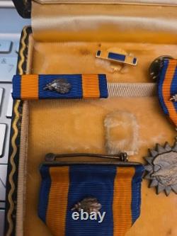 WW 2 US Army Air Medal Full Wrap Broach +Ribbon +Lapel Pin With Clusters in Case