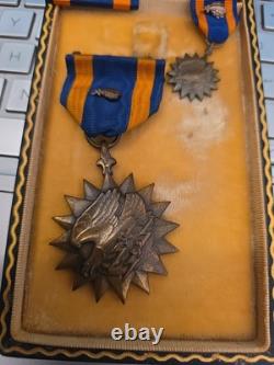 WW 2 US Army Air Medal Full Wrap Broach +Ribbon +Lapel Pin With Clusters in Case