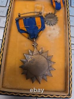 WW 2 US Army Air Medal Full Wrap Broach +Ribbon +Lapel Pin With Clusters in Case