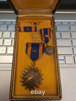 WW 2 US Army Air Medal Full Wrap Broach +Ribbon +Lapel Pin With Clusters in Case