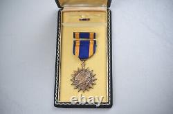 Wwii U. S. Army Air Corps Air Medal In Case Early Wrap Broach
